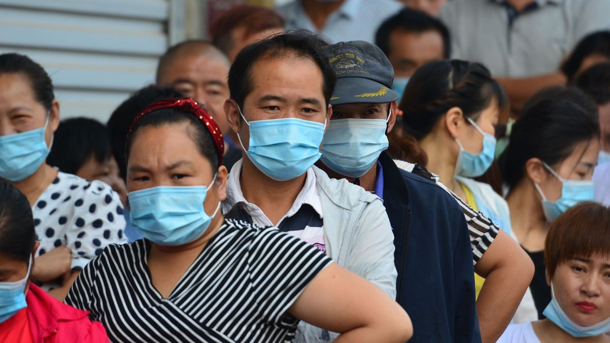 Čína rychlostí očkování vytírá světu zrak. Blíží se k miliardě dávek